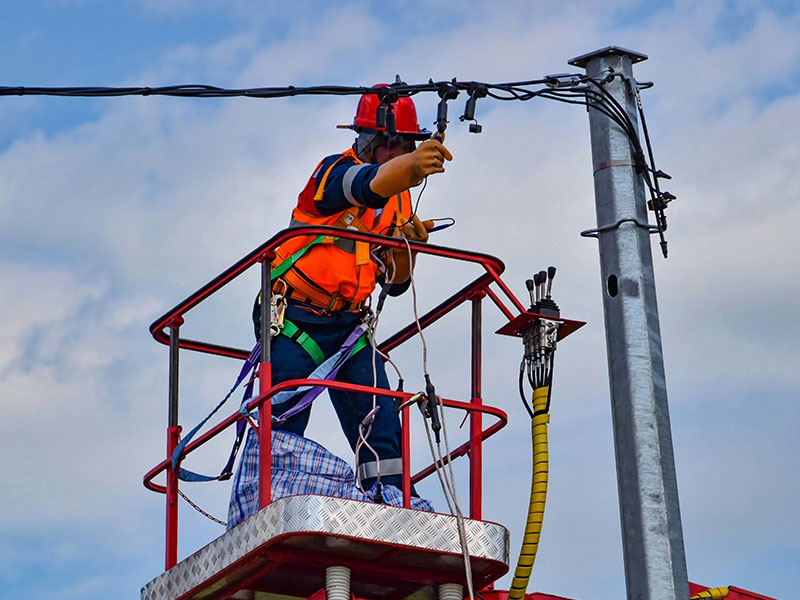 What Are the Benefits of Using a Concrete Pole Climber?